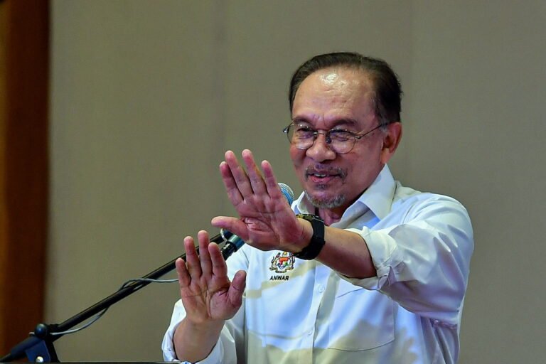 Pemandu Teksi dan Bas Sekolah Terima Bantuan RM1,000